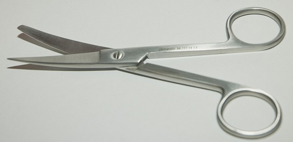 Saks kirurgisk buet spiss/butt 14,5cm