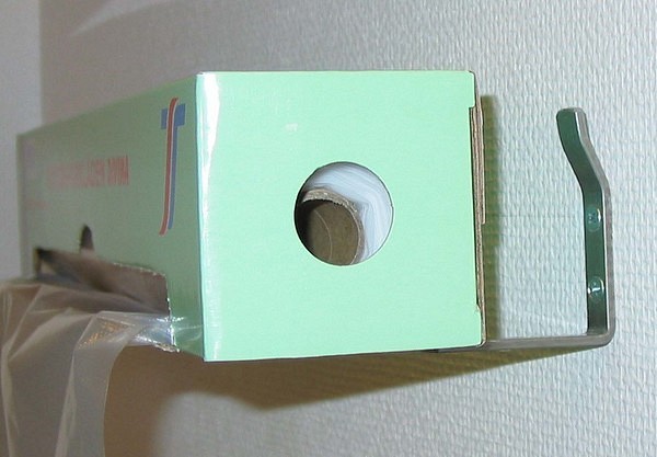 Vägghållare till förkläde på rulle metall